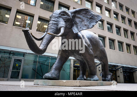 Tembo, Madre di elefanti, figurativa scultura in bronzo di Derrick S. Hudson, nel percorso di Commerce Court Courtyard situato nel centro cittadino di Toronto, Ontario, Canada. Foto Stock