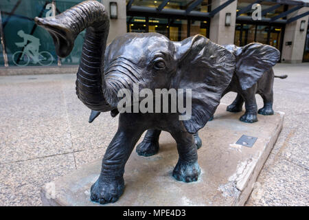 Tembo, Madre degli Elefanti di vitelli, figurativa scultura in bronzo di Derrick S. Hudson, nel percorso di Commerce Court Courtyard Toronto, Ontario, Canada. Foto Stock