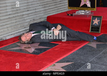 A Hugh Laurie - Star 002 Cerimonia in onore di Hugh Laurie stella sulla Hollywood Walk of Fame a Los Angeles. Ottobre 25, 2016.a Hugh Laurie - Star 002 evento nella vita di Hollywood - California, tappeto rosso Evento, STATI UNITI D'AMERICA, industria cinematografica, celebrità, fotografia, Bestof, arte cultura e intrattenimento, Topix celebrità moda, migliori della vita di Hollywood, evento nella vita di Hollywood - California, moquette rossa e dietro le quinte, movie celebrità, personaggi televisivi, musica celebrità, arte cultura e intrattenimento, verticale, una persona, fotografia, inchiesta tsuni@Gamma-USA.com , Tsuni Credito / STATI UNITI D'AMERICA, artista onorato w Foto Stock