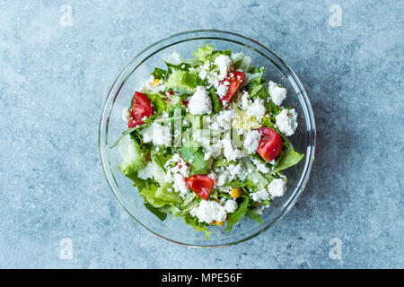 In casa insalata fresca con bagno turco Cokelek / Cottage Cheese. Alimenti biologici. Foto Stock