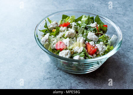 In casa insalata fresca con bagno turco Cokelek / Cottage Cheese. Alimenti biologici. Foto Stock