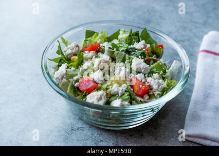 In casa insalata fresca con bagno turco Cokelek / Cottage Cheese. Alimenti biologici. Foto Stock