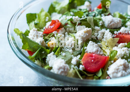 In casa insalata fresca con bagno turco Cokelek / Cottage Cheese. Alimenti biologici. Foto Stock