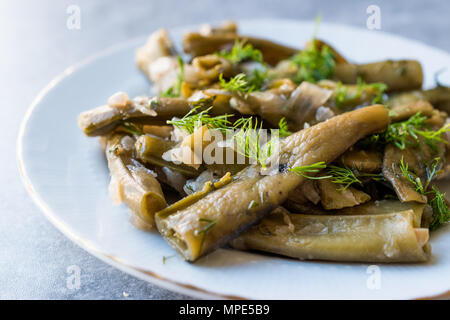 Cibo turco fave con olio di oliva e aneto / Zeytinyagli Bakla. I cibi tradizionali. Foto Stock