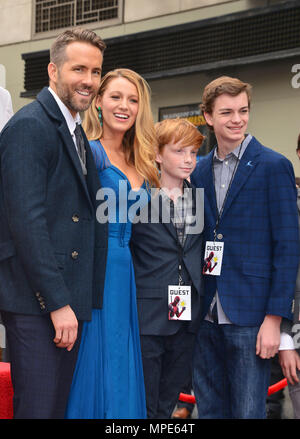 Ryan Reynolds - Star 026 , Blake Lively e i suoi fratelli Ryan Reynolds onorato con una stella sulla Hollywood Walk of Fame a Los Angeles. Dicembre 15, 2016.Ryan Reynolds - Star 026 , Blake Lively e i suoi fratelli evento nella vita di Hollywood - California, tappeto rosso Evento, STATI UNITI D'AMERICA, industria cinematografica, celebrità, fotografia, Bestof, arte cultura e intrattenimento, Topix celebrità moda, migliori della vita di Hollywood, evento nella vita di Hollywood - California, moquette rossa e dietro le quinte, movie celebrità, personaggi televisivi, musica celebrità, arte cultura e intrattenimento, verticale, una persona, fotografia, inqu Foto Stock