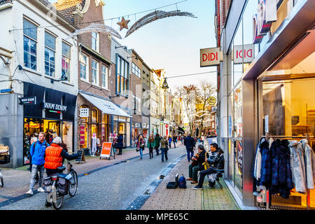 Uno dei molti tipici olandesi le strade dello shopping nel famoso centro storico della città di Zwolle, nei Paesi Bassi. Foto Stock