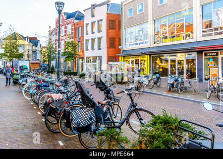 Uno dei molti tipici olandesi le strade dello shopping nel famoso centro storico della città di Zwolle, nei Paesi Bassi. Foto Stock