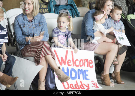 Le famiglie attendono con ansia il ritorno dei loro cari in un welcome home cerimonia su Hunter Army Airfield febbraio 8. Truppa C, terzo squadrone, diciassettesimo reggimento di cavalleria, 3a combattere la Brigata aerea è stata implementata per nove mesi in Afghanistan. (Foto di Sgt. William Begley, terza cabina degli affari pubblici) Foto Stock