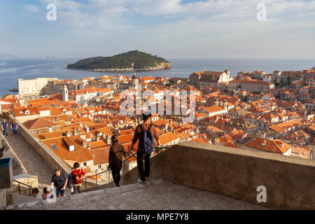 I turisti sulle mura della città che si affaccia sulla città vecchia di Dubrovnik, Croazia. Foto Stock