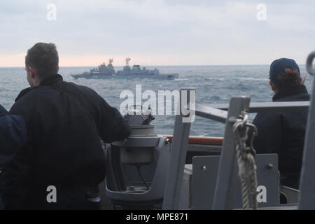 170210-N-JI086-072 MAR NERO (feb. 10, 2017) della Cmdr. Andria Slough, destra, comandante della guidato-missile destroyer USS Porter (DDG 78), alfiere Raymond lunga osservare come la nave conduce una vela passare durante la fase di esercizio la protezione del Mare 2017. L'esercizio è un rumeno-led esercizio multinazionale nel Mar Nero per migliorare l'interoperabilità e la competenza dei gruppi di partecipanti. Porter è distribuita a Rota, Spagna, conducendo operazioni navali negli Stati Uniti Sesta flotta area di operazioni a sostegno degli Stati Uniti per gli interessi di sicurezza nazionali in Europa. (U.S. Navy foto di comunicazione di massa Speciali Foto Stock