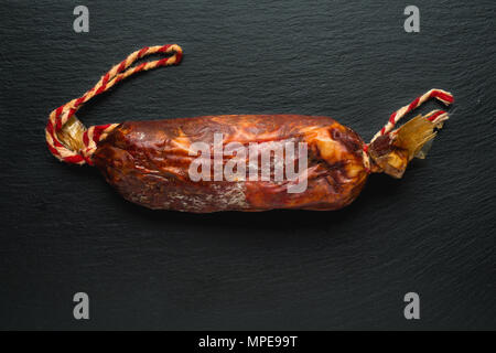 Deliziosa carne di maiale iberico lombata su sfondo nero Foto Stock