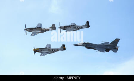 Un U.S. Air Force F-16C Fighting Falcon, due P-51 Mustang e un TF-51 Mustang volare in formazione durante il 2017 Heritage Flight Training e Certificazioni Corsi a Davis-Monthan Air Force Base, Ariz., Feb 12, 2017. Il velivolo storico incluso il P-51 e T-51 Mustangs, il P-40 Warhawk, il P-38 fulmini, il P-47 Thunderbolt, il T-33 Shooting Star e la F-86 Sabre. (U.S. Air Force foto di Airman 1. Classe Mya M. Crosby) Foto Stock