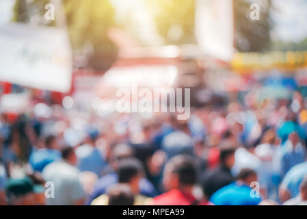 Folla di sfocatura sulla strada di città, defocalizzata gruppo di persone a piedi. Generale della protezione dei dati il regolamento il PILR concetto. Foto Stock