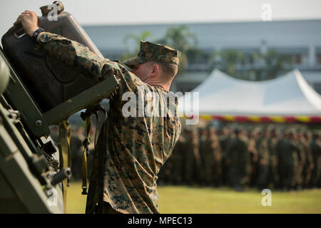 Stati Uniti Marine Cpl. Giacobbe Wright prepara una luce veicolo blindato per il display durante la prova per l'esercizio Cobra Oro 17 alla cerimonia di apertura per Sattahip, Thailandia, febbraio 13. La cerimonia ufficiale di apertura per il Cobra Oro 17 è slittato per martedì, 14 febbraio. Cobra Gold è il più grande teatro di cooperazione nel campo della sicurezza in esercizio il Indo-Asia-regione del Pacifico ed è parte integrante dell'impegno degli Stati Uniti per rafforzare l'impegno nella regione. Wright, da Henderson, Kentucky, è un LAV crewman con terza luce corazzato battaglione di ricognizione assegnati al trentunesimo Marine Expeditionary Unit, III Marine Foto Stock