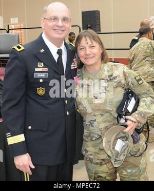 Brig. Gen. Thomas P. Evans, vice comandante generale dell'ottantesimo il comando di formazione, condivide un addio abbraccio con il Col. Susie S. Kuilan, capo del personale dell'ottantesimo TC, a Evans' cerimonia di pensionamento a difesa del centro di approvvigionamento di Richmond, Virginia, 11 febbraio, 2017. (Foto di Master Sgt. Stacey Everett, 80th formazione sede centrale di comando e sede società) Foto Stock