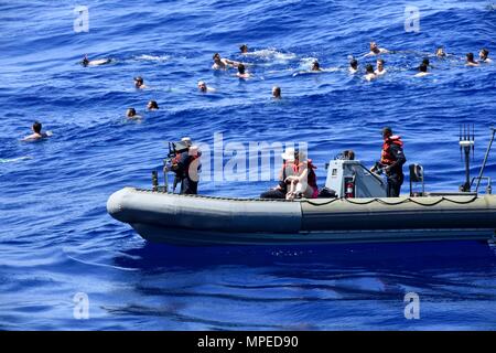 170213-N-RM689-322 OCEANO PACIFICO (feb. 13, 2017) velisti assegnati al Arleigh Burke-class guidato-missile destroyer USS Wayne E. Meyer (DDG 108) stand guardare in una struttura rigida dello scafo di imbarcazione gonfiabile durante una chiamata nuotare nell'Oceano Pacifico. Wayne E. Meyer è su un pacifico occidentale di implementazione con la Carl Vinson Carrier Strike gruppo come parte dell'U.S. Flotta del pacifico-led iniziativa di estendere il comando e le funzioni di controllo di Stati Uniti 3a flotta nell'Indo-Asia-regione del Pacifico. (U.S. Foto di Marina di Massa lo specialista di comunicazione di terza classe Kelsey L. Adams/rilasciato) Foto Stock