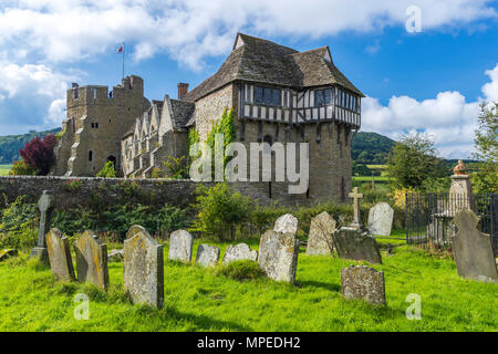 Il castello di Stokesay maniero fortificato house, Stokesay, Shropshire, Inghilterra, Regno Unito, Europa. Foto Stock