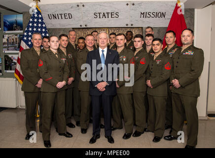 Il Segretario della Difesa Jim Mattis visite con U.S. Marines assegnato alla missione NATO di Febbraio 15, 2017, presso la sede della NATO a Bruxelles, in Belgio. (DOD foto di U.S. Air Force Tech. Sgt. Brigitte N. Brantley) Foto Stock