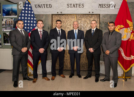 Il Segretario della Difesa Jim Mattis visite con U.S. Marines assegnato alla missione NATO di Febbraio 15, 2017, presso la sede della NATO a Bruxelles, in Belgio. (DOD foto di U.S. Air Force Tech. Sgt. Brigitte N. Brantley) Foto Stock