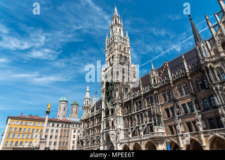 Il municipio al Marienplatz di Monaco di Baviera con le torri della Frauenkirche nella parte posteriore Foto Stock