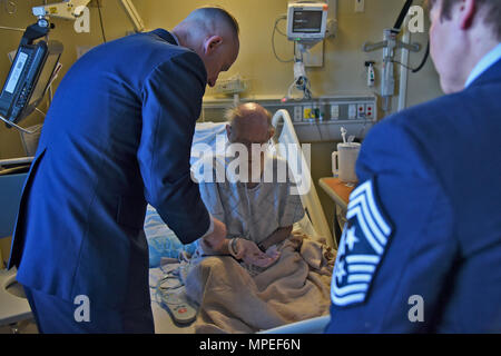 Col. Ryan Samuelson, 92Air Refuelling Wing Commander, presenta un Fairchild Air Force Base di pin e nazionali commemorative omaggio ai pazienti veterani settimana pin a marina in pensione il Mag. Robert Thompson Feb 13, 2017, a Mann-Grandstaff VA Medical Center di Washington. Salutiamo nazionale al veterano pazienti Settimana si tiene la settimana di febbraio 14 ogni anno a dire "grazie" a più di 98.000 veterani che vengono trattati nel reparto degli affari di veterani di centri di assistenza medica. (U.S. Air Force foto/Senior Airman Mackenzie Richardson) Foto Stock
