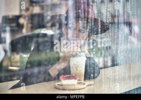 Bella ragazza in cafe Foto Stock