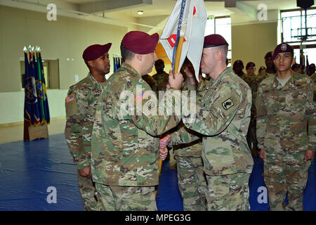 Il cap. Shane R. Covert, destra passa la società Eco guidon di Lt. Col. Benjamin A. Bennett, centro, comandante della brigata 54th Engineer battaglione, 173rd Brigata Aerea, febbraio 15, 2017, durante la modifica del comando cerimonia per la società Eco, 54th brigata battaglione ingegnere alla Caserma del Din a Vicenza, Italia. Il 173rd Airborne brigata basata a Vicenza, Italia, è l'esercito di contingenza Forza di risposta in Europa ed è in grado di proiettare le forze per condurre la piena gamma delle operazioni militari in tutto il regno membro unione, centrale e Africa comandi aree di responsabilità. (U.S. Esercito Foto Stock