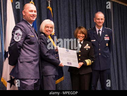 (Da sinistra a destra) Chief Master Sgt. Willard Armagost, 92Medical Group sovrintendente, Col. Meg Carey, 92comandante OMD, Navy Vice Ammiraglio Raquel Bono, di difesa della salute Direttore Agenzia, e il tenente Gen. Mark Ediger, U.S. Air Force chirurgo generale, posano con una targa in onore del MHS genesi "go-live" Feb 15, 2017, a Fairchild Air Force Base, nello Stato di Washington MHS Genesi è un Dipartimento della Difesa vasta iniziativa per spostare un tutto digitale e di rete medical record system. Foto Stock