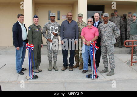 Joe Hunt, 412 Ingegneria civile; Gruppo di Brig. Gen. Carl Schaefer, 412 Test Wing Commander, Airman 1. Classe Jermayne Smith, Kevin Jones, 412 Ingegneria Civile Gruppo, il Mag. Scotty Autin, vice comandante di distretto USACE Los Angeles District, Richard Cox, Au'Authum Ki, Inc., James Judkins, 412 Ingegneria Civile, direttore gruppo e Chief Master Sgt. Todd Simmons, 412 TW il comando il capo di funzionari di Edwards Air Force Base, USACE contraente e tagliare il nastro 8 febbraio apertura ceremonially recentemente rinnovato dormitorio 2424 che introduce il moderno stile di vita in appartamento per aviatori assegnati alla s Foto Stock