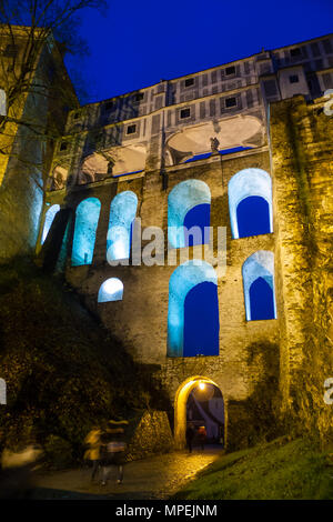 Ponte arcuato al crepuscolo in castello di Cesky Krumlov complessa, Repubblica Ceca Foto Stock