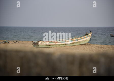 Un solitario barca in mare Foto Stock