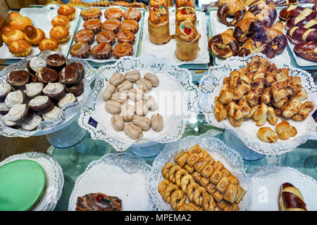 Bern, Svizzera - 31 agosto 2016: Mix di biscotti fatti a mano e dolci a Berna, Svizzera Foto Stock