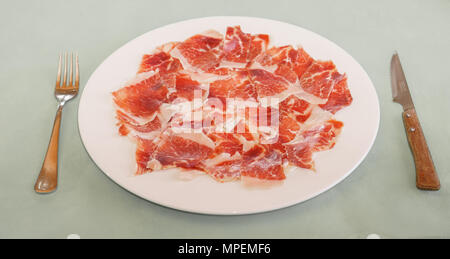 Dry cured fette di prosciutto sulla piastra in ristorante Foto Stock