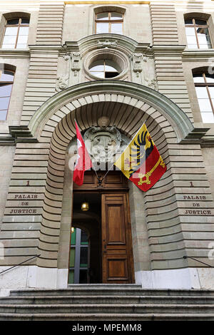 Ginevra, Svizzera - 30 agosto 2016: Palazzo di Giustizia con le bandiere, Ginevra città vecchia, Svizzera Foto Stock