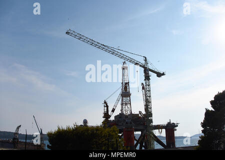 Offshore della piattaforma di perforazione a Trogir, Croazia. Colpo lungo. Basso angolo di visione. Foto Stock