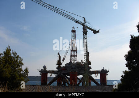 Offshore della piattaforma di perforazione a Trogir, Croazia. Colpo lungo. Basso angolo di visione. Foto Stock