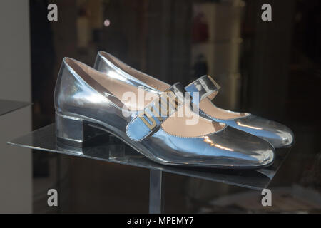 DIOR scarpe visualizzati in vetrina, via Condotti Roma Italia Foto Stock