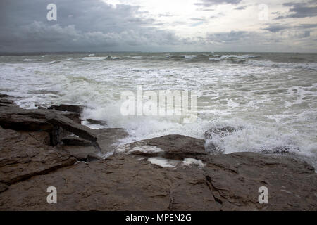 Le acque tempestose sulla costa del nord della Francia Foto Stock