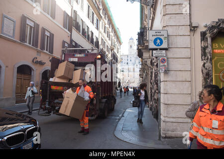 Roma Trinita de Monti, comunali clean up lavoratore donna ama la pulizia scalinata di Piazza di Spagna. Foto Stock