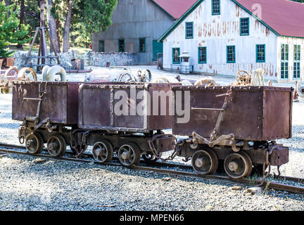 Tre Vintage arrugginito carrelli di minerale sul display Foto Stock