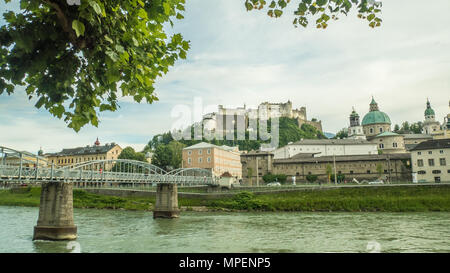 Salisburgo, una città sul fiume Salzach, con il castello medievale di Hohensalzburg nel mezzo. Foto Stock