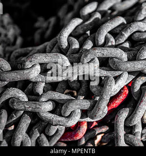 Catena di ancoraggio. Corrosione pesante catena arrugginito. Imbarcazioni nautiche catena ancore prevista sul terreno in cantiere. Close-up. Immagine di stock Foto Stock