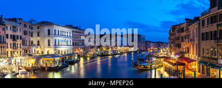 Cucito panorama del Canal Grande al blue ora dal ponte di Rialto, Venezia, Veneto, Italia con palazzi storici e gondole, turisti alla VAP Foto Stock