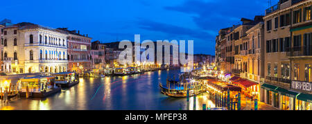 Cucito vista panorama al blue ora dal Ponte di Rialto del Grand Canal, Venezia, Veneto, Italia con riflessi di luce, storico illuminato pal Foto Stock