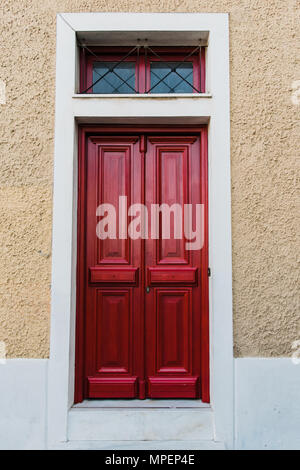 Vintage rosso pannellate in legno porta anteriore. Atene. La Grecia. Foto Stock