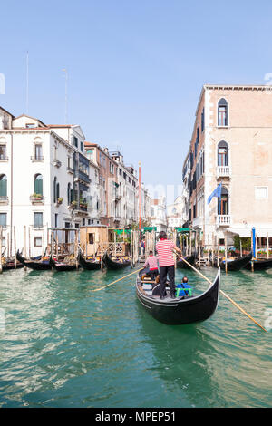 Un traghetto, un convertito in gondola remi da 2 gondolieri utilizzato per traghetto persone direttamente attraverso il Grand Canal, a Santa Maria del Giglio, San Marco, Venic Foto Stock