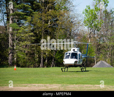 Elicottero Medivac in arrivo per un atterraggio a prelevare un paziente in speculatore, NY USA per il trasporto di emergenza di un ospedale. Foto Stock