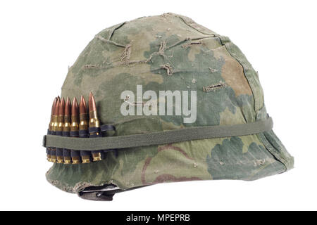 US Army casco con coperchio di mimetizzazione e munizioni cintura - la guerra del Vietnam periodo isolato Foto Stock