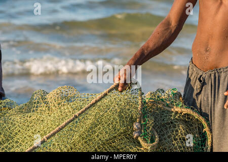 Pescatori in Inhassoro Mozambico Foto Stock