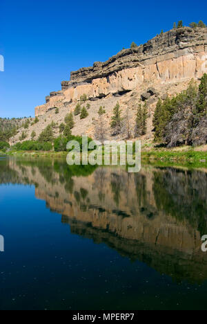 Fiume Deschutes riflessione, Deschutes Wild & Scenic River, Steelhead cade Wilderness Area Studio, Oregon Foto Stock